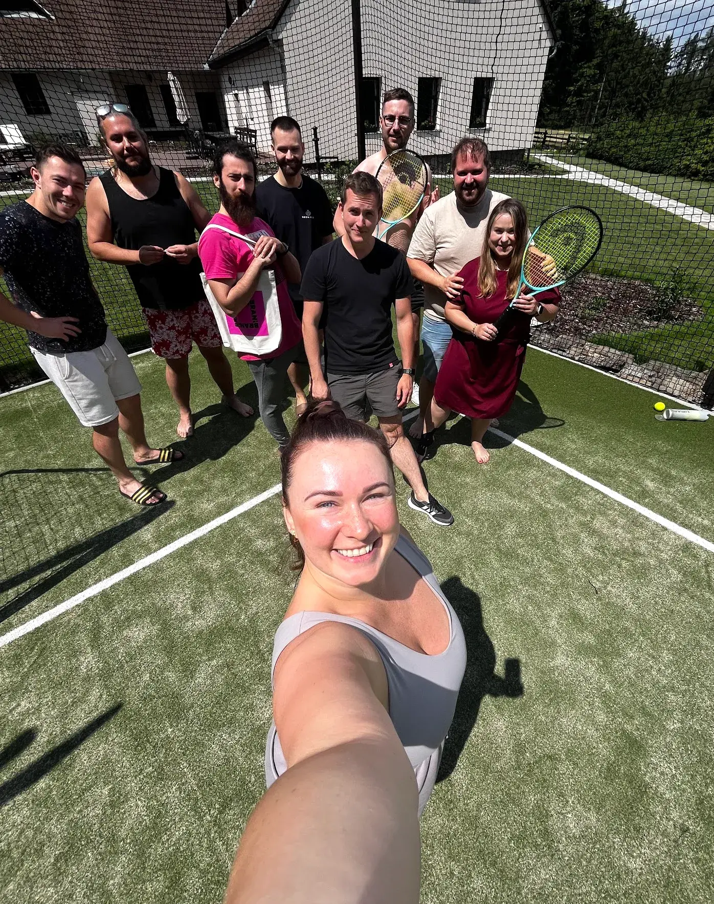 Tým Brani na sportovním hřišti