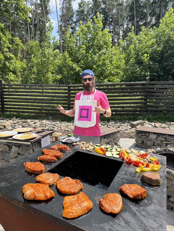 Společné grilování během teambuildingu Brani